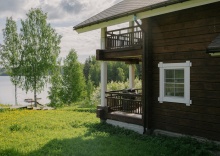 Коричневый дом с видом на озеро в Forrest Lodge Karelia