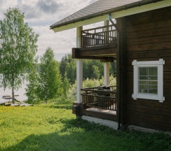 Коричневый дом с видом на озеро в Forrest Lodge Karelia