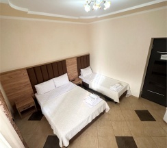 Трехместный номер с отдельным выходом во двор в Guest house city center
