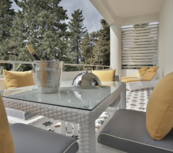 Сюит с террасой с красивым видом из окна в Garden Resort