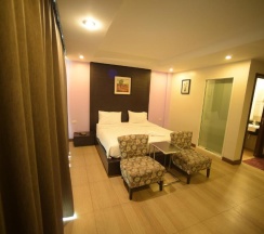 Двухместный номер Deluxe с балконом двуспальная кровать в Villa Navin Resort