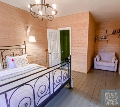 Красная с попугаями в River Villa