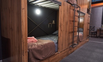 Кровать в общем номере в Gagarin Capsule Hotel