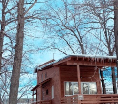 Желтый дом с проектором и видом на озеро. Вмещает до 8 гостей. в Шведские дачи