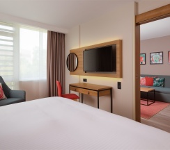 Двухкомнатный Семейный номер с кроватью King size и диваном в Hampton by Hilton Moscow Rogozhsky Val