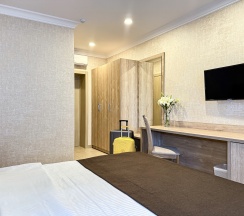 "Стандарт" Стандартный трехместный номер с двуспальной кроватью и дополнительным местом в Диона