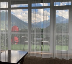 Люкс с балконом и c панорамным видом на горы в Шатун