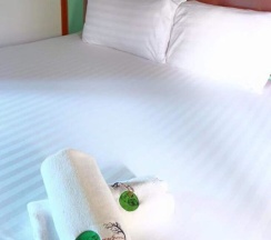 Двухместное бунгало двуспальная кровать в Suphan Wanwarn Resort