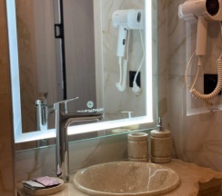 Двухместный номер Standard с балконом и с красивым видом из окна двуспальная кровать в Лучезарный