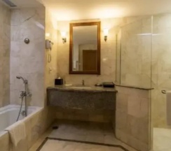 Трёхместный номер Grand Deluxe в Century Park Hotel