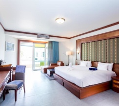 Двухместный полулюкс с видом на бассейн двуспальная кровать в Erawan Hotel