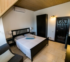 304 - Трехместный мансардный номер с боковым видом на море в Азов Инн