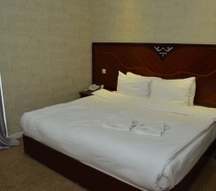 Люкс Deluxe с 2 комнатами 2 отдельные кровати в Astoria Baku