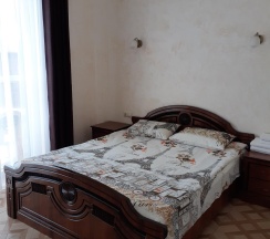 Комната комфорт с 1 односпальной и 1 двуспальной кроватью в Кристалл
