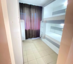 Кровать в общем номере с балконом и с красивым видом из окна в Арктика