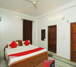 Двухместный номер Standard двуспальная кровать в OYO 14185 Laxmi Yellow Guest House