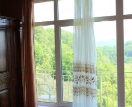 Улучшенный 4-х местный с балконом и видом на горы и бассейн в Аида