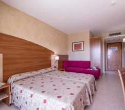 Трёхместный номер Standard с балконом в Hotel California Palace
