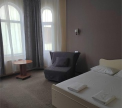 Номер стандарт с 1 односпальной и 1 двуспальной кроватью в Оптима