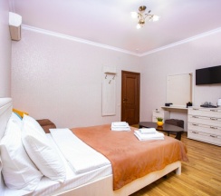 Семейный с двумя изолированными спальнями до 6 гостей с балконом в Джульетта