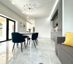 Коттедж с 3 комнатами с красивым видом из окна в Дом у реки