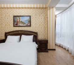 Люкс двухкомнатный без балкона в Golden House