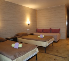 Трёхместный коттедж с балконом и с видом на горы в Отель Kazbegi Cottages