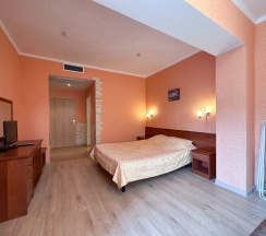 Двухместный номер Standard с балконом (двуспальная кровать) в Holiday
