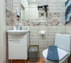 Двухместный номер с мини-кухней, двуспальной кроватью и ванной комнатой. в Goldie Home