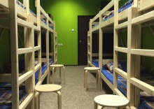 Кровать в общем номере с красивым видом из окна в Arena hostel