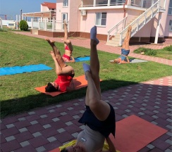 Семейный номер на трех-четырех гостей с большой террасой и видом во двор (корпус К) в Оптимист