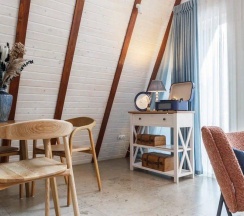 Синий А-фрейм с купелью в окружении леса в Timeless