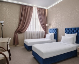 Стандарт двухместный с двумя одноместными кроватями в Fortis Hotel