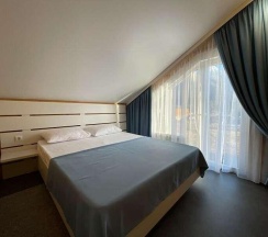 Комната стандарт с 1 двуспальной кроватью и балконом в Счастье в горах