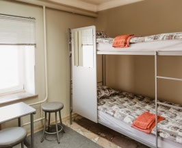 Кровать в 6-местном общем мужском номере в Hostel Inn