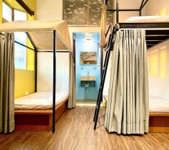 Кровать в общем номере с балконом в Bayhouse Hostel Penghu