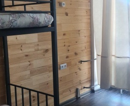Кровать в общем номере с красивым видом из окна в Loft38