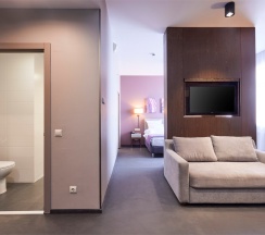 PREMIER SUITE c одной двуспальной кроватью, видом на горы и диваном-кроватью в гостиной зоне (с балконом) в Green flow