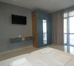 Апартаменты с балконом и с красивым видом из окна в Три тополя