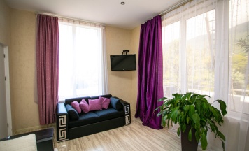 Двухместный люкс с 2 комнатами с балконом и с красивым видом из окна двуспальная кровать в Константа