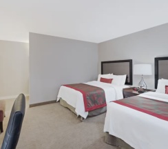 Двухместный номер Standard с видом на бассейн 2 отдельные кровати в Ramada by Wyndham Boston