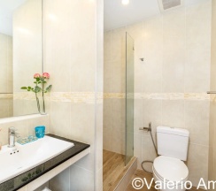 Люкс с 2 комнатами с балконом и с красивым видом из окна в Апартаменты OMNIA  Phuket - Waterfront Karon