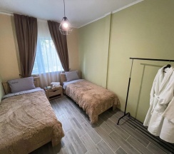 Четырёхместный коттедж Семейный с красивым видом из окна в Нептун-2