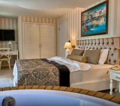 Четырёхместный семейный люкс в Salonika Suites