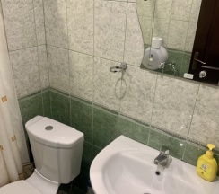 Двухместный полулюкс с балконом и с видом на город двуспальная кровать в Артика