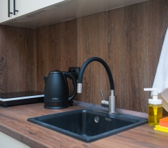 Двухместный номер с кухней, одной двуспальной кроватью с собственной ванной комнатой и дополнительным спальным местом в Goldie Home