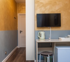 Двухместный номер с одной большой двуспальной кроватью и собственной ванной комнатой в Goldie Home