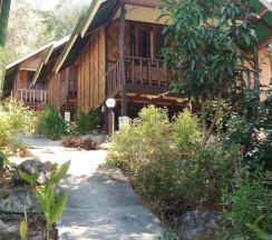 Двухместное бунгало с балконом (двуспальная кровать) в Phi Phi Jungle Hill Bungalow