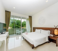 Двухместный номер Deluxe с видом на бассейн двуспальная кровать в L'esprit de Naiyang Beach Resort