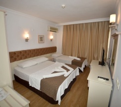 Одноместный номер Standard с балконом и с видом на город двуспальная кровать в Almena City Hotel